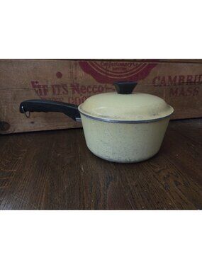 Club Vintage Aluminum Harvest Gold Yellow Pot Pan Lid 2 Qt